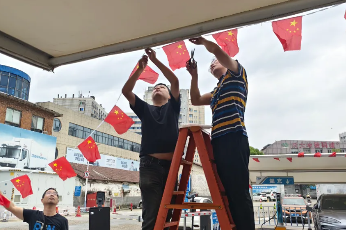 長運(yùn)物業(yè) 停車場里“中國紅”別樣濃！