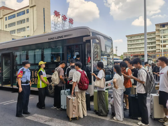 新余公交：雙節(jié)返程季，暖心護(hù)航學(xué)子返校路