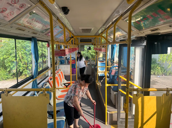 服務(wù)質(zhì)量“百日”攻堅(jiān) || 新余公交:多線路聯(lián)動 開展機(jī)動車大掃除